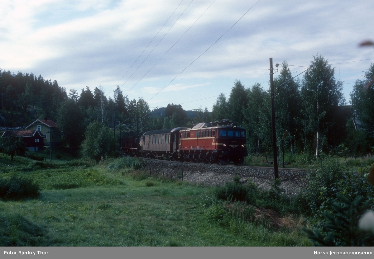 Elektrisk lokomotiv El 8 2072 med godstog 5410 ved Håve holdeplass