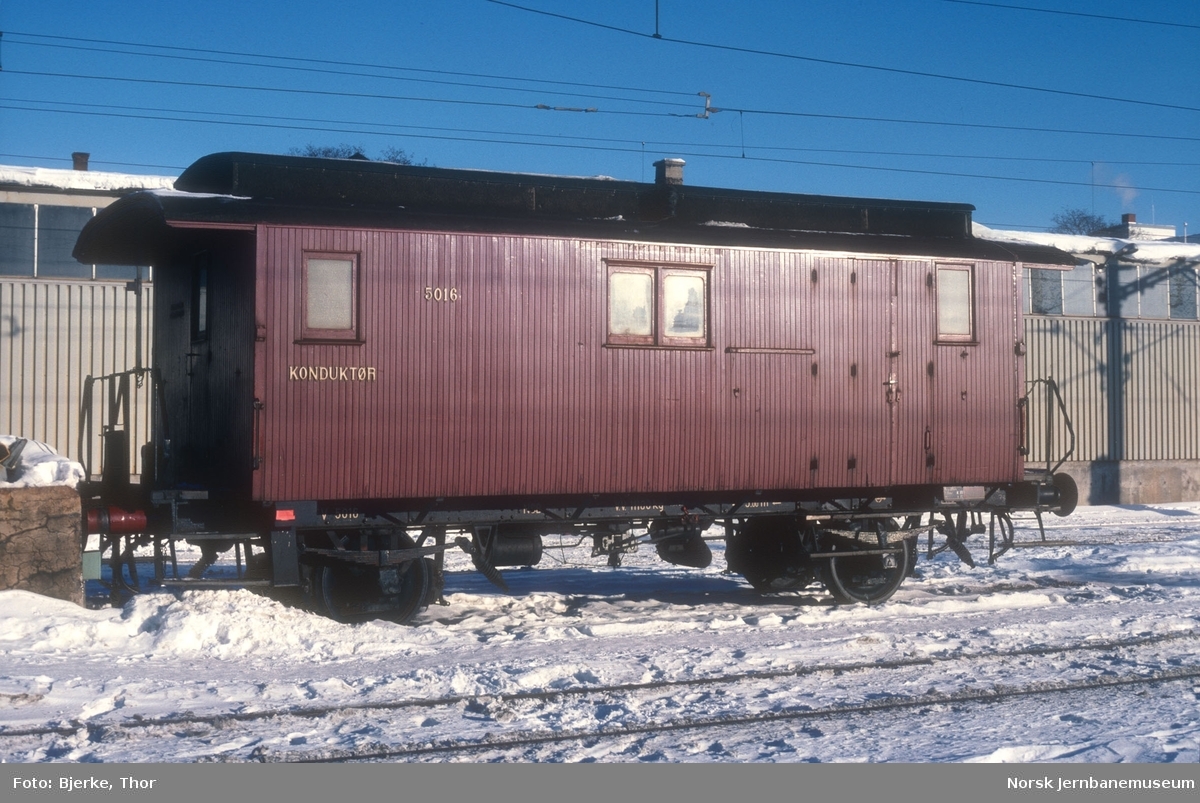 Konduktørvogn litra FV nr. 5016 på Hamar stasjon
