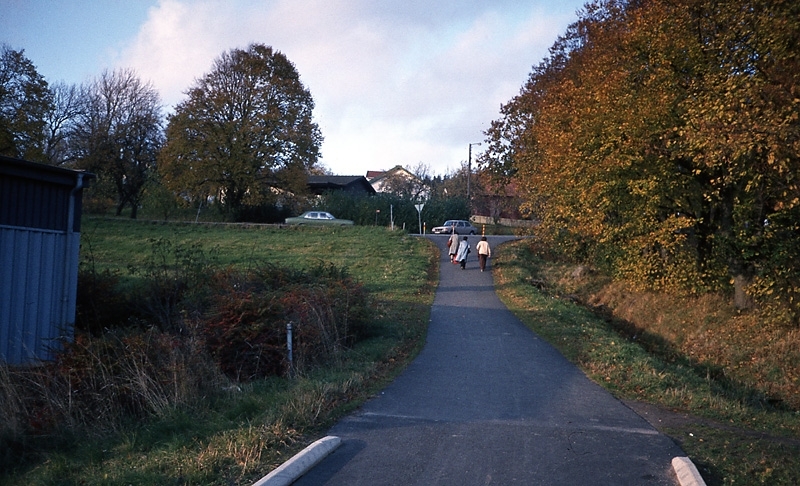 Vy över Kyrkvägen mot Streteredsvägen cirka 1990.
Närmast till vänster skymtar värmecentralen. Bak i mitten ses Vommedal Östergård "Jonases" vid Olas väg.