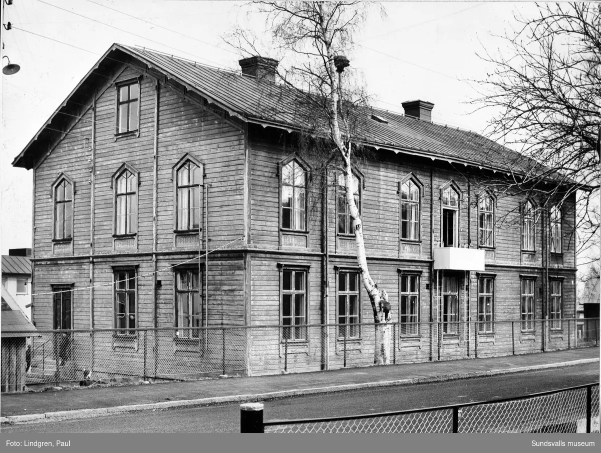 Södermalmsskolan, Södermalms gamla skola, f.d. Stenhammars skola, Nygatan 12. Byggår 1883. Den äldsta skolbyggnaden uppfördes i en våning, bl.a. med hjälp av Utskänkningsbolagets fond  för allmännyttiga företag. 1887 påbyggdes en andra våning. År 1975 revs Södermalms gamla skola.