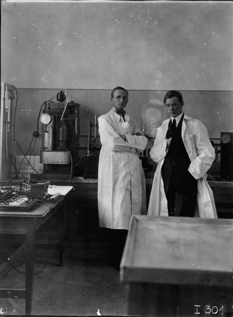 Elektroluxlaboratoriet. Ingenjör B. von Platen och C. Munters.