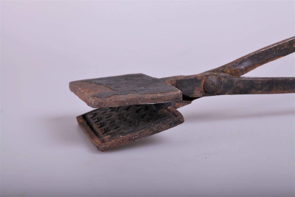 Smidd og innvendig dekorert jern til å steke goro med.