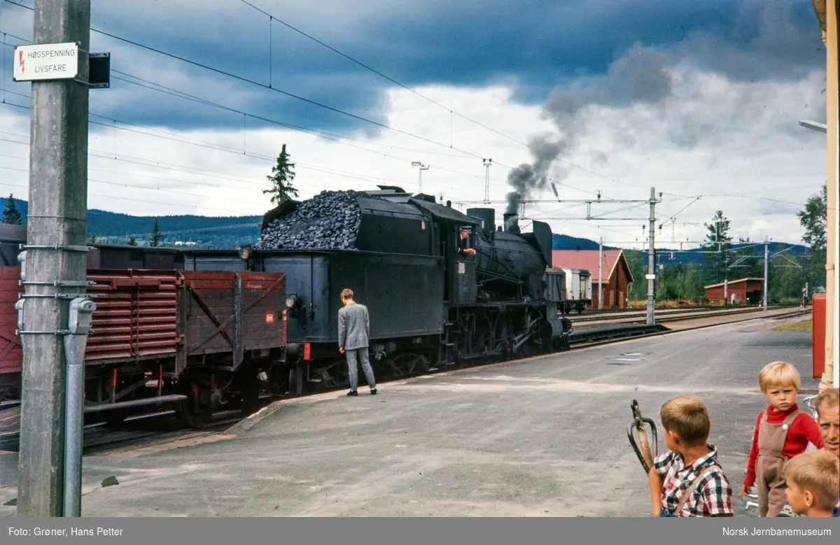 Damplokomotiv type 30b nr. 347 med A/L Hølandsbanens veterantog på Reinsvoll stasjon.