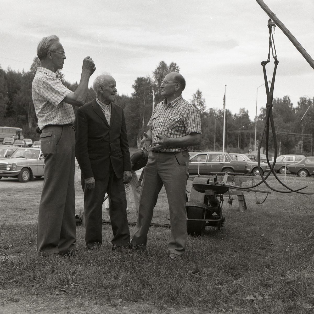 Tre män samtalar med varandra under Rengsjöfesten, 14 juli 1985.