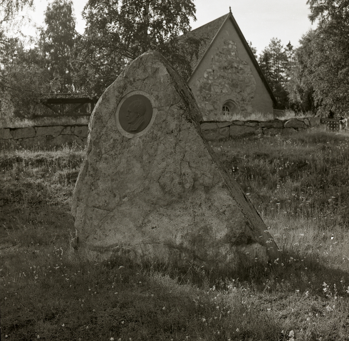 Minnessten vid en gammal kyrka i Högsjö, Ångermanland 1974.