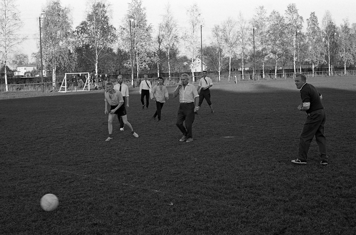 Tekniska skolans fotbollsmatch mellan lärare och elever. Domare är stadsfullmäktiges ordförande, Jonas Carlsson. Matchen spelas på Sturevallen.