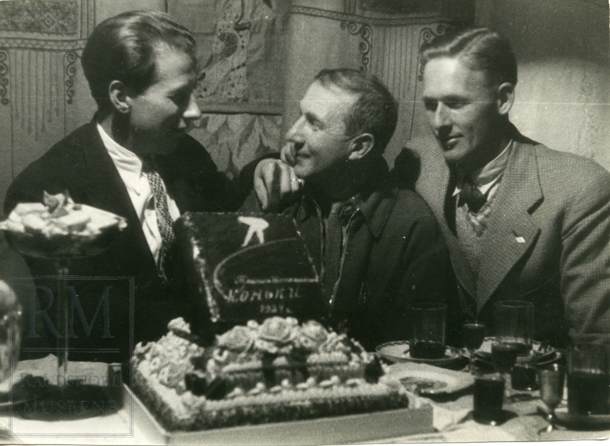 Bilder fra en feiring med en flott dekorert kake, muligens i Moskva i 1934.