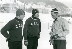 Hans Engnestangen stående sammen med to russiske skøyteløper
