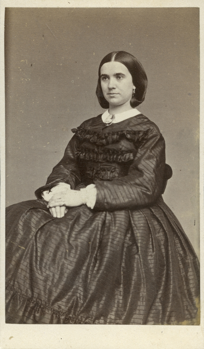 Fru Hildur Tynell. Född Hildur Maria Elisabet Limborg 1834.
Gift 27 december med Telegrafdirektör Anders Tynell.