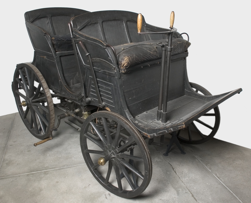 Gustaf Ericssons åkvagn från 1897-1901, den första förbränningsmotordrivna bilen som byggts i Sverige.