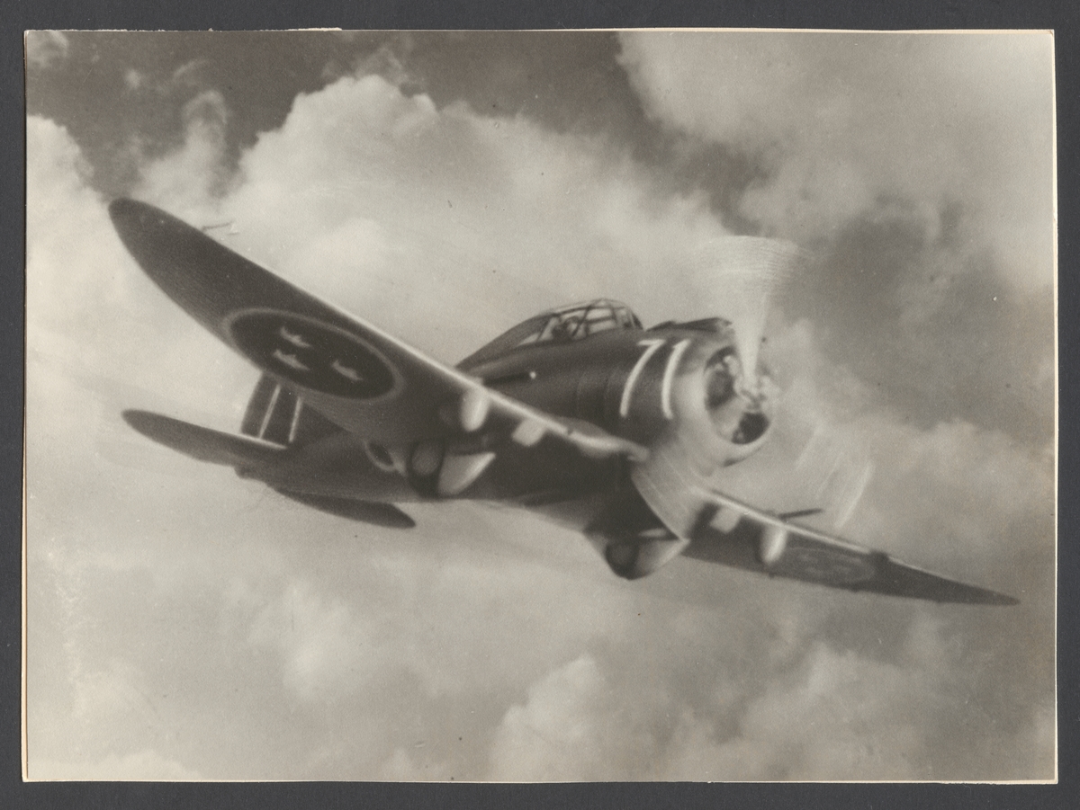 Bild av flygplan Seversky P-35 under flygning. Bilden samlades i av Evert Ingemansson, förmodligen i samband med hans utbildning till eldledare under luftvärnsskjutningar 1938-1939.