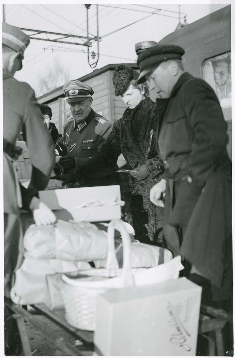 Prinsessan Sibylla på Krylbo station, i samband med besök på tyskt sjukhuståg, 13 november 1941, här i sällskap med tysk nazistofficer.