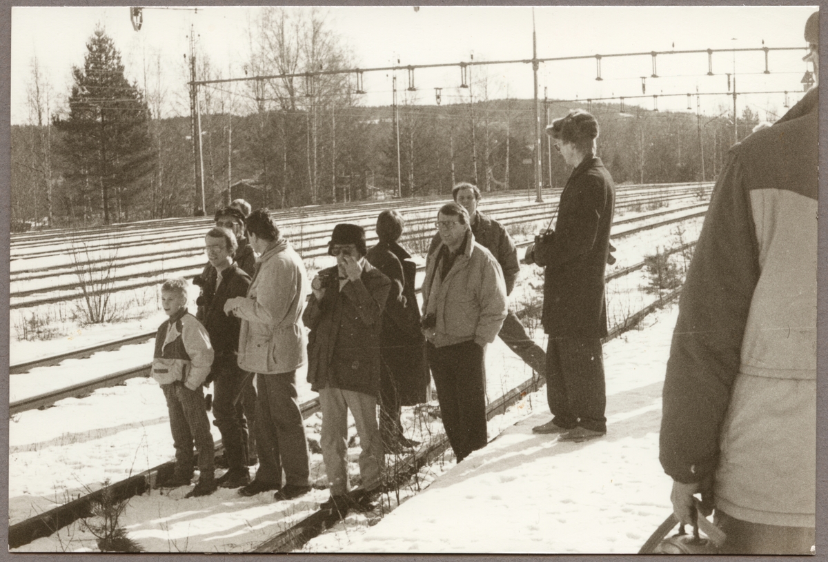 Fotografer väntar på ett möteståg i Ställdalen 1990 under en resa arrangerad av Svenska Järnvägsklubben. Syftet var att uppmärksamma att Trafikaktiebolaget Grängesberg - Oxelösunds Järnvägar, TGOJ slutat köra malmtåg med en sista avskedsresa.