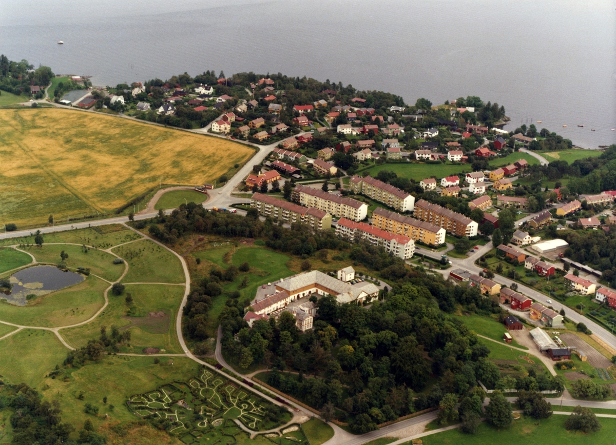 Luftfoto over Ringve gård med Ringve Botaniske Hage. Strindfjorden i nord.