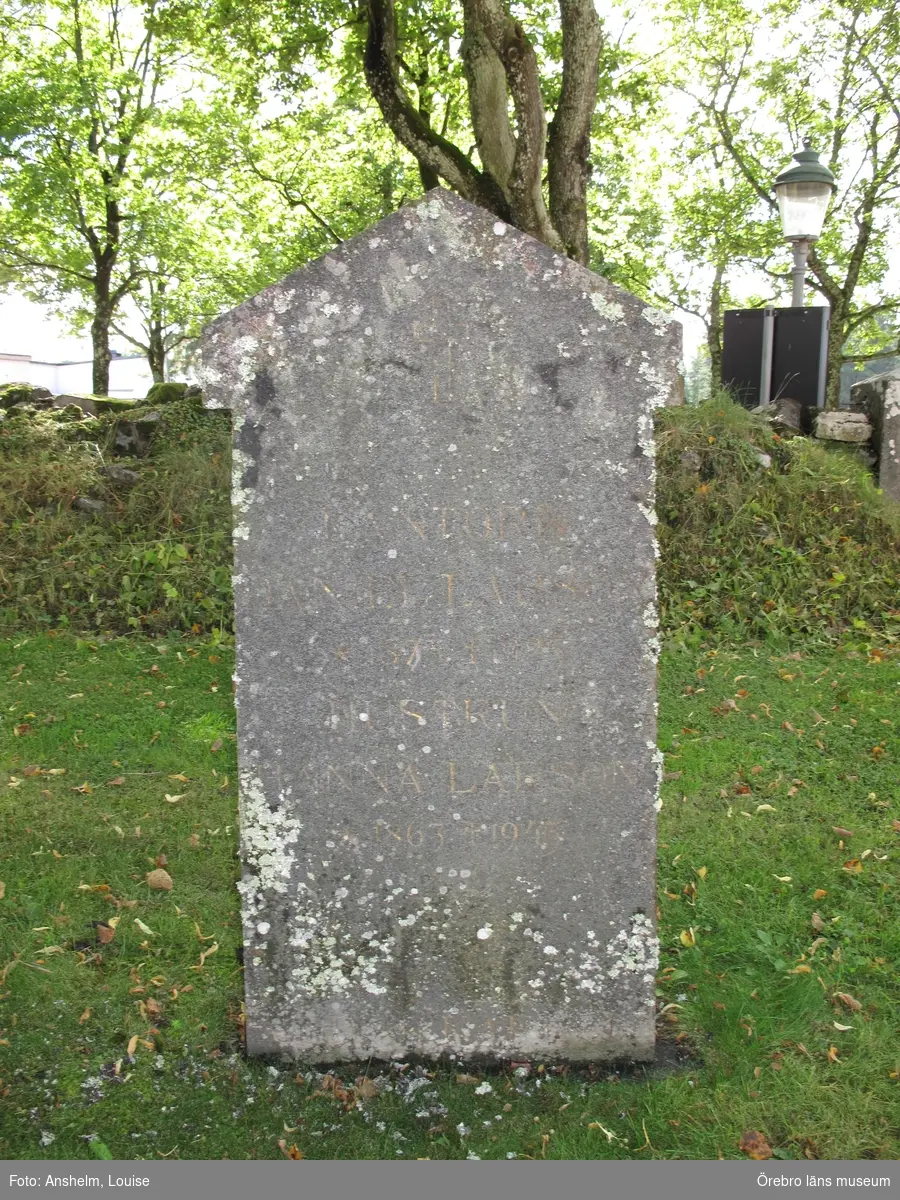 Hovsta kyrkogård Inventering av kulturhistoriskt värdefulla gravvårdar 2015, Kvarter 1.