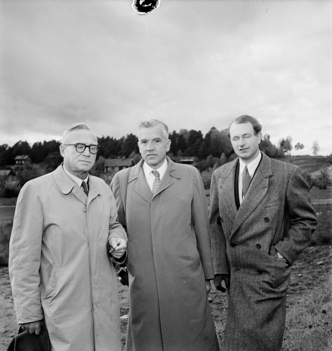 Professor Göte Turesson och amerikaner, Lantbrukshögskolan, Ultuna, Uppsala 1952