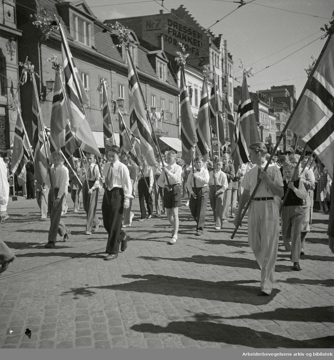 17. mai 1950. Barnetoget. Flaggborg. Storgata i Oslo.