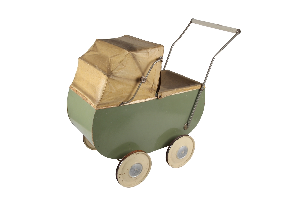 Grønn dukkevogn med detaljer i beige farge som hjul, håndtak og kalesje.