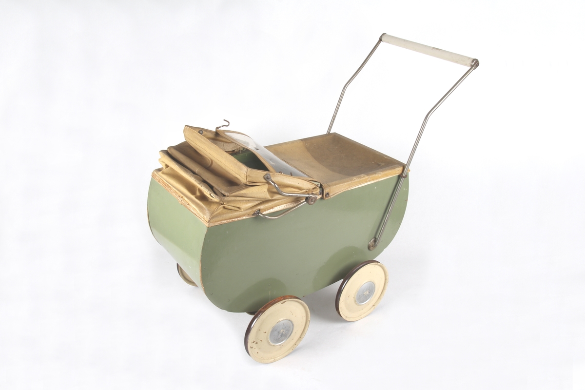 Grønn dukkevogn med detaljer i beige farge som hjul, håndtak og kalesje.