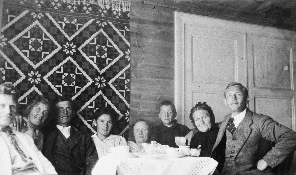 Familien samla rundt kaffibordet på Tjensvoll ca 1921.
Frå v. : Eilert Tjensvoll, Ingrid Tjensvoll, Martin Tjensvoll, Karen Tjensvoll, Guri Tjensvoll, Ingvald (waisenhusgut), Maja Tjensvoll, Leif Orre Haaland.