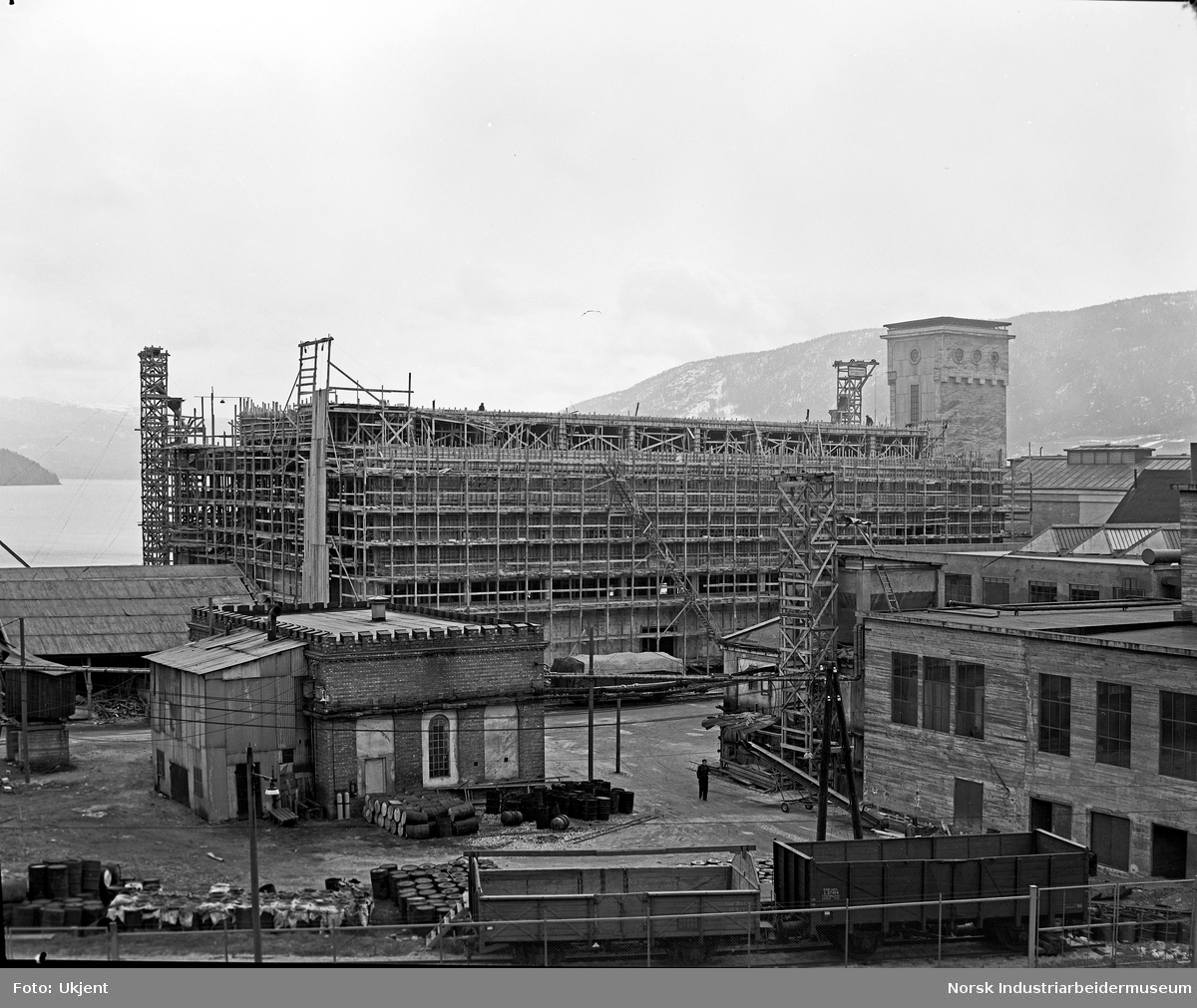 Sekkefabrikken under bygging.