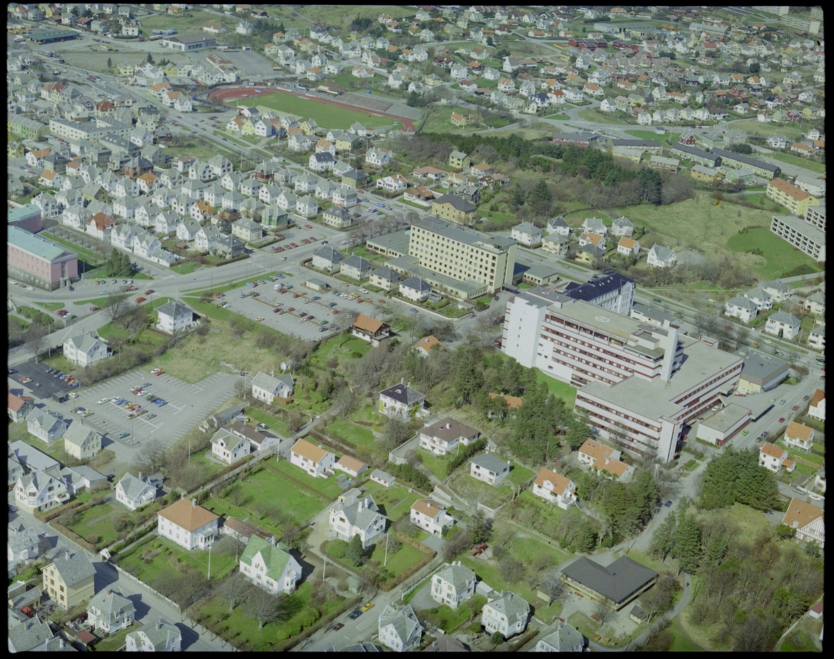 Flyfoto av Haugesund sykehus med omgivelser, tatt fra sørvest.
