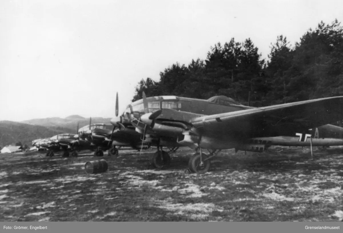 Tyske fly med tre propeller av typen Heinkel He 111. 