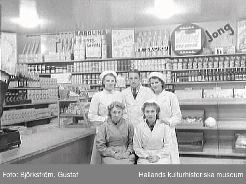 Personalen på Kooperativa i Varberg. Interiör från butiken som låg utmed Göteborgsvägen. Sittande till vänster: Birgit Berntsson. Stående till höger: Britta Pettersson (gift Bäckman).