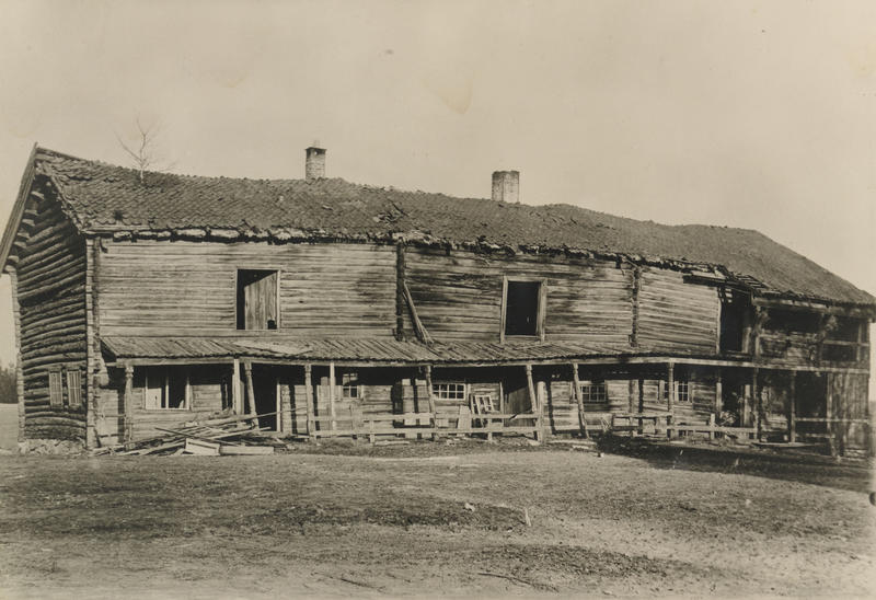 Svalgangsbygningen i forfall, ca. 1909 (Foto/Photo)