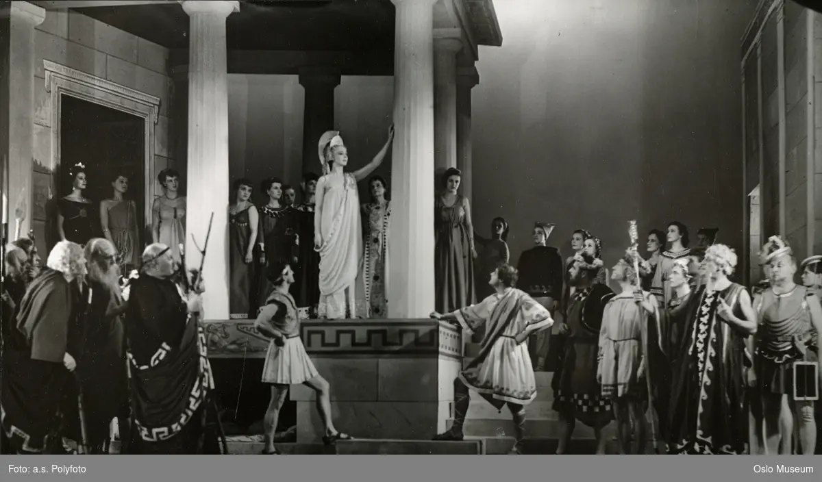 Centralteatret, forestilling, "Lysistrata" av Aristofanes, skuespillere, kostymer, scenografi