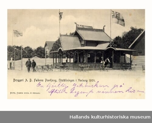Utställning. Bryggeri AB Falkens paviljong vid Hantverks- och industriutställningen i Varberg 1904. Bilden tagen mot väster. Till vänster syns Magasinsgatan.