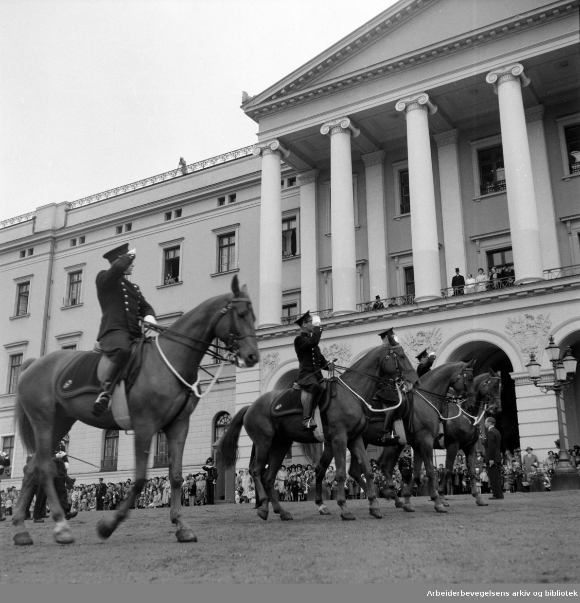 Ridende politi hilser kongen, 17. mai 1953. Kong Haakon VII. Slottet.