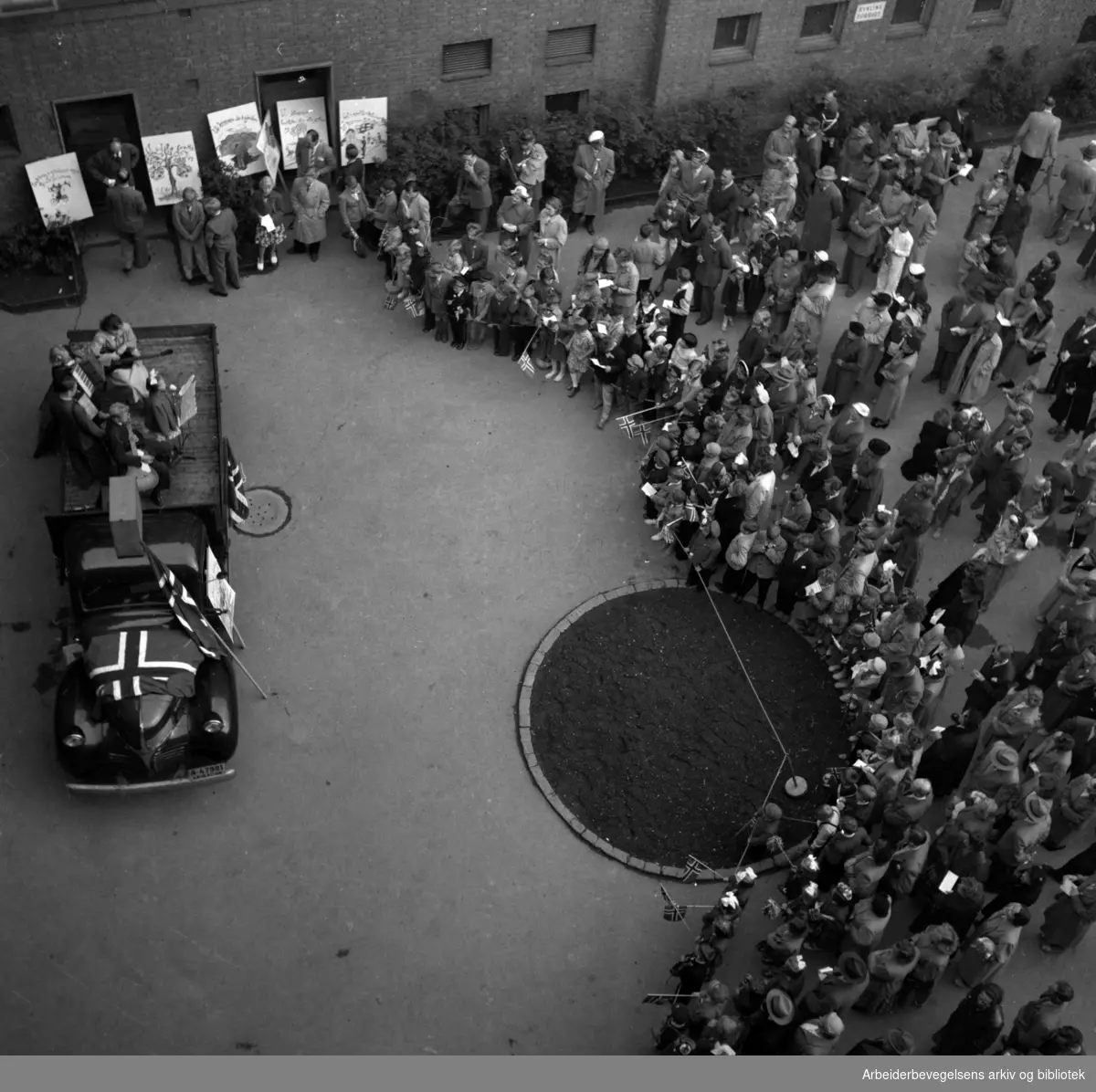Underholdning og fest fra lastebil på Tøyenhus i Oslo. 17. mai 1953.