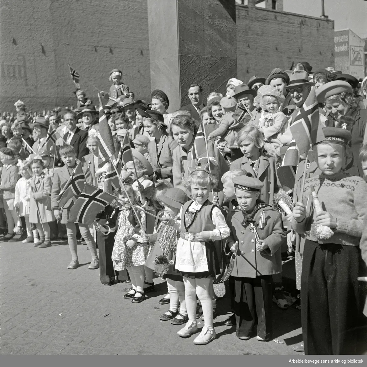 Barnetoget. Tilskuere. 17. mai 1951.