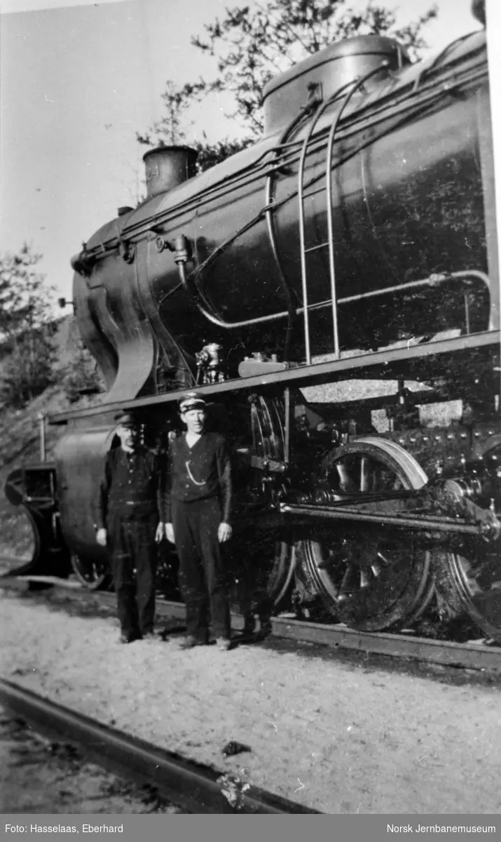 Lokomotivpersonalet foran damplokomotiv type 33a nr. 324.