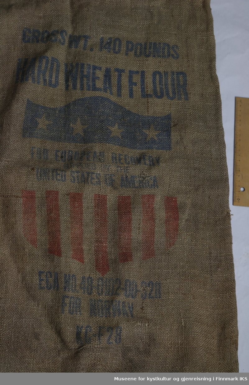 En amerikansk produsert melsekk beregnet for 140 pund hvetemel. Melsekken er sendt til Norge som en del av Marshall-hjelpen fra USA til Europa etter den andre verdenskrig. Melsekken er laget av vevd hamp. 
