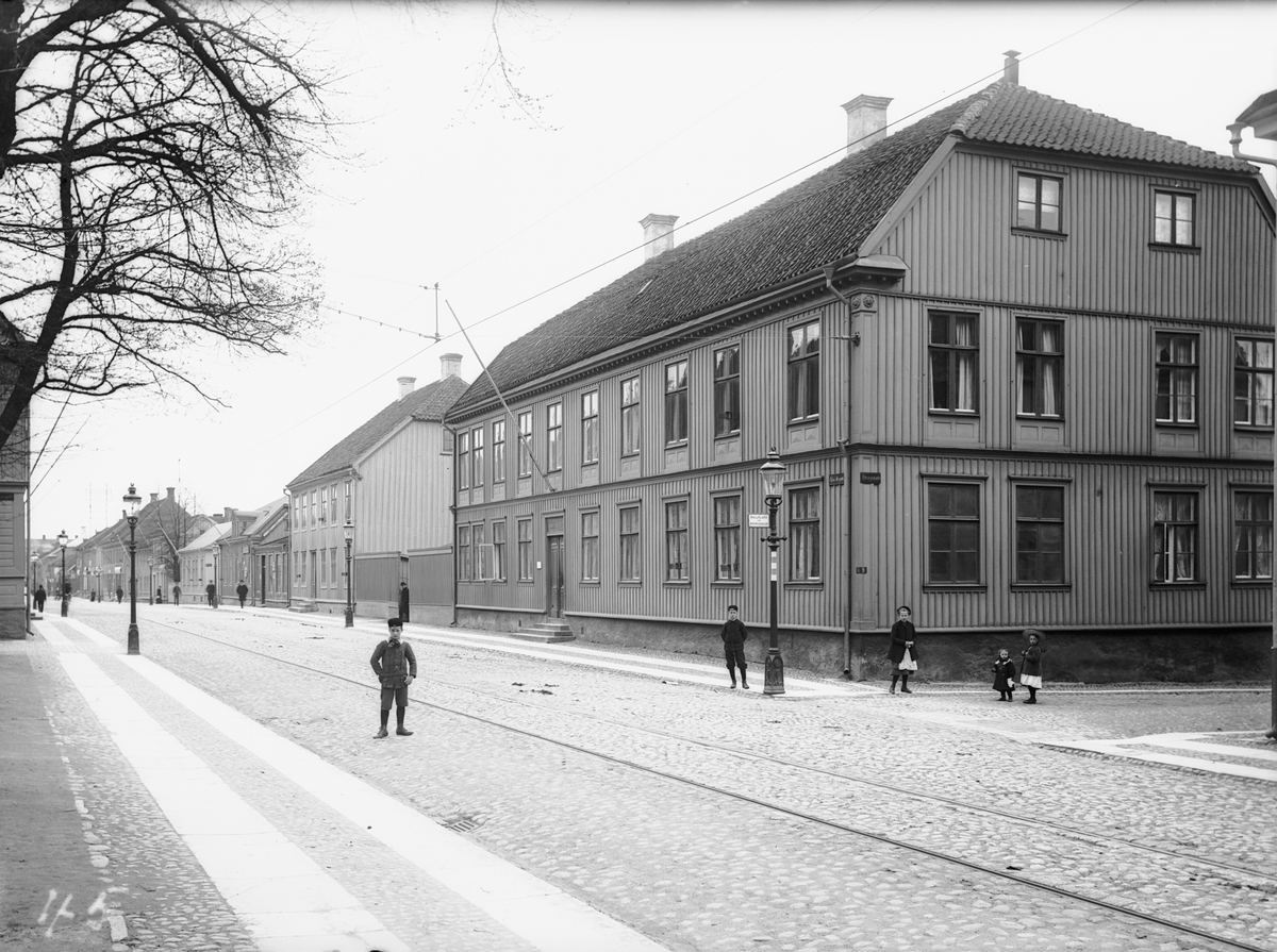 Östra Storgatan mot öster från Stjärngränd i Jönköping. Huset till höger, Östra Storgatan 56, ägdes av kontorschefen Josef Lundin. I denna gård inrymdes under 1800-talets förra hälft det Lundströmska tryckeriet som gav ut böcker, kistebrev och tidningar.
