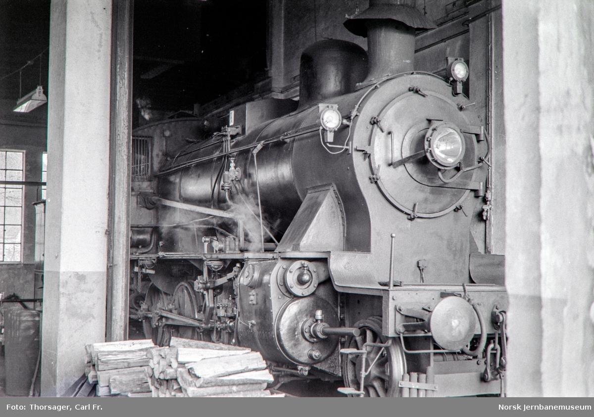 Damplokomotiv type 24b nr. 236 i lokomotivstallen på Kongsberg stasjon.