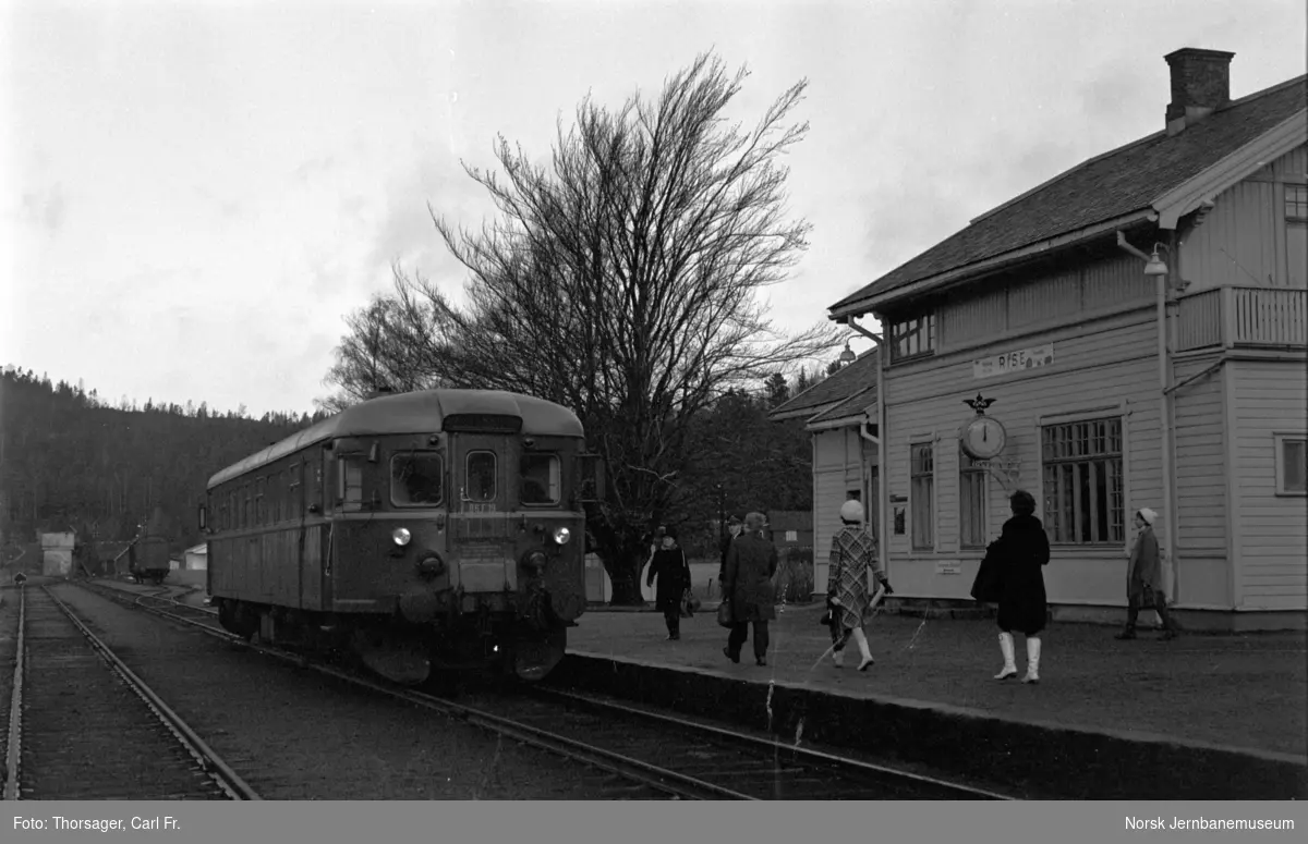 Persontog til Nelaug med motorvogn Bmdo 86F19 på Rise stasjon.