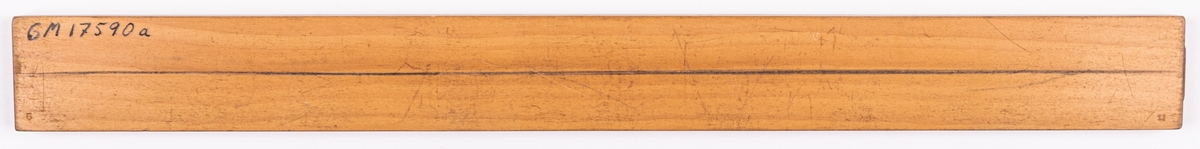 Räknesticka av lövträ med vitmålad framsida.
Förvaras i svart läderimiterat pappetui. På det ena etuiet står A.W FABER Schul Rechenstab, på den andra SOELLNER NEURBERG.
L 28cm, B 2,5cm, Etui L 29cm.
Det andra etuiet saknar lock.