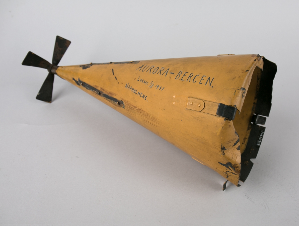 Stykke av en lufttorpedo fra DS AURORA som ble angrepet av fly ved Napholmen den 2.8.1941. Kjegelformet med liten propell påmontert i spissen.
