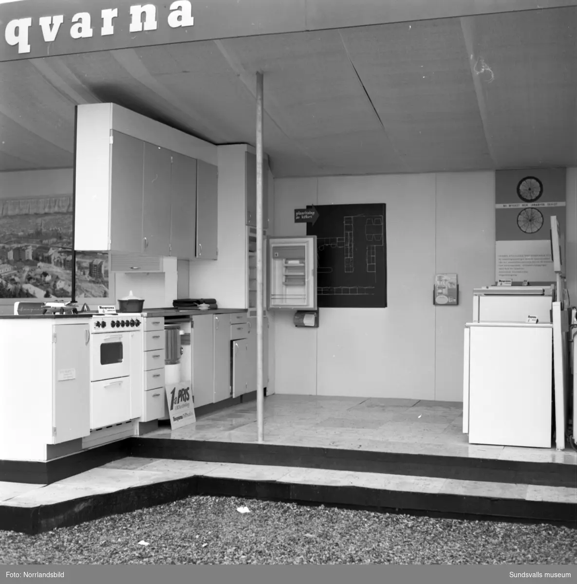 Husqvarna har en mässmonter med köksutrustning och symaskiner i Sallyhill 1960.