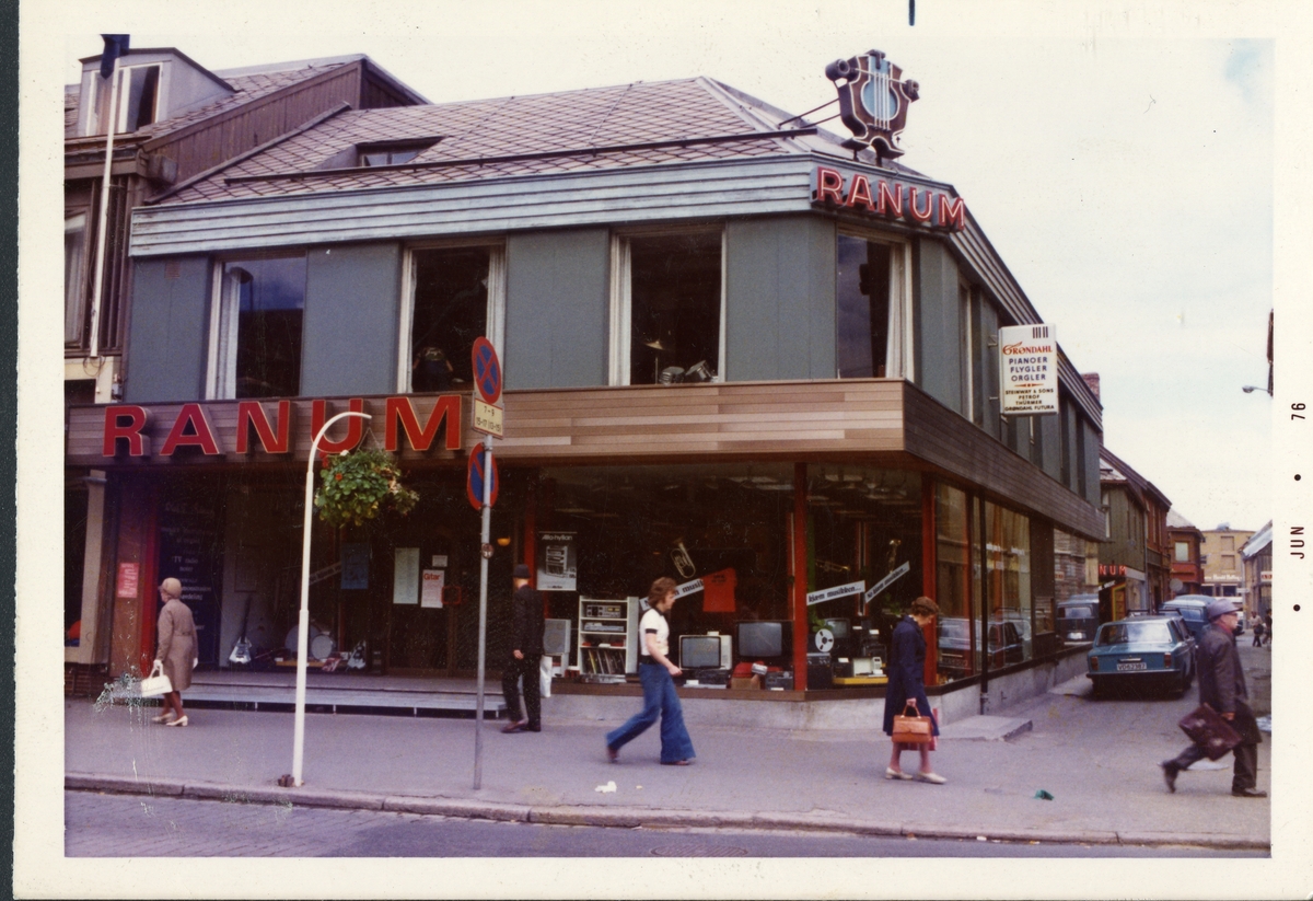 Foto av butikkfasaden til Olaf T. Ranum's musikkhandel.
