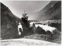 Ellen Dick med hatt og en venninde i Vestfjorddalen