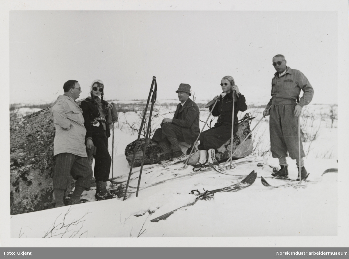 Gruppe mennesker på skitur i fjellet tar seg en pause