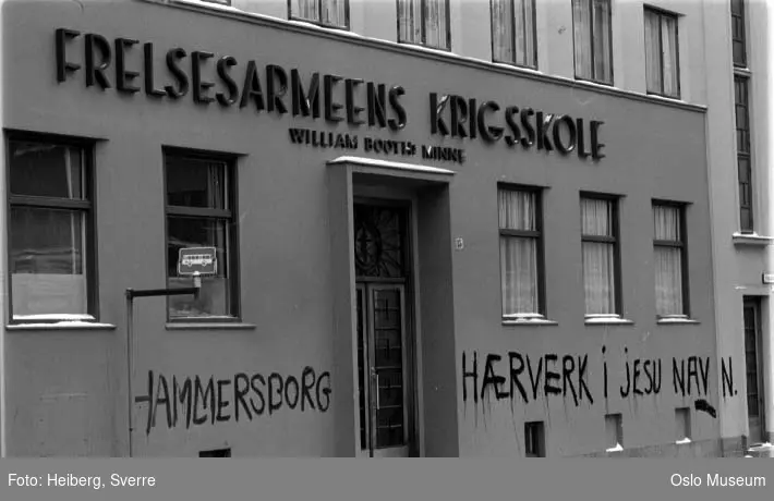 Frelsesarmeens krigsskole, tagging, slagord mor riving av Hammersborg skole