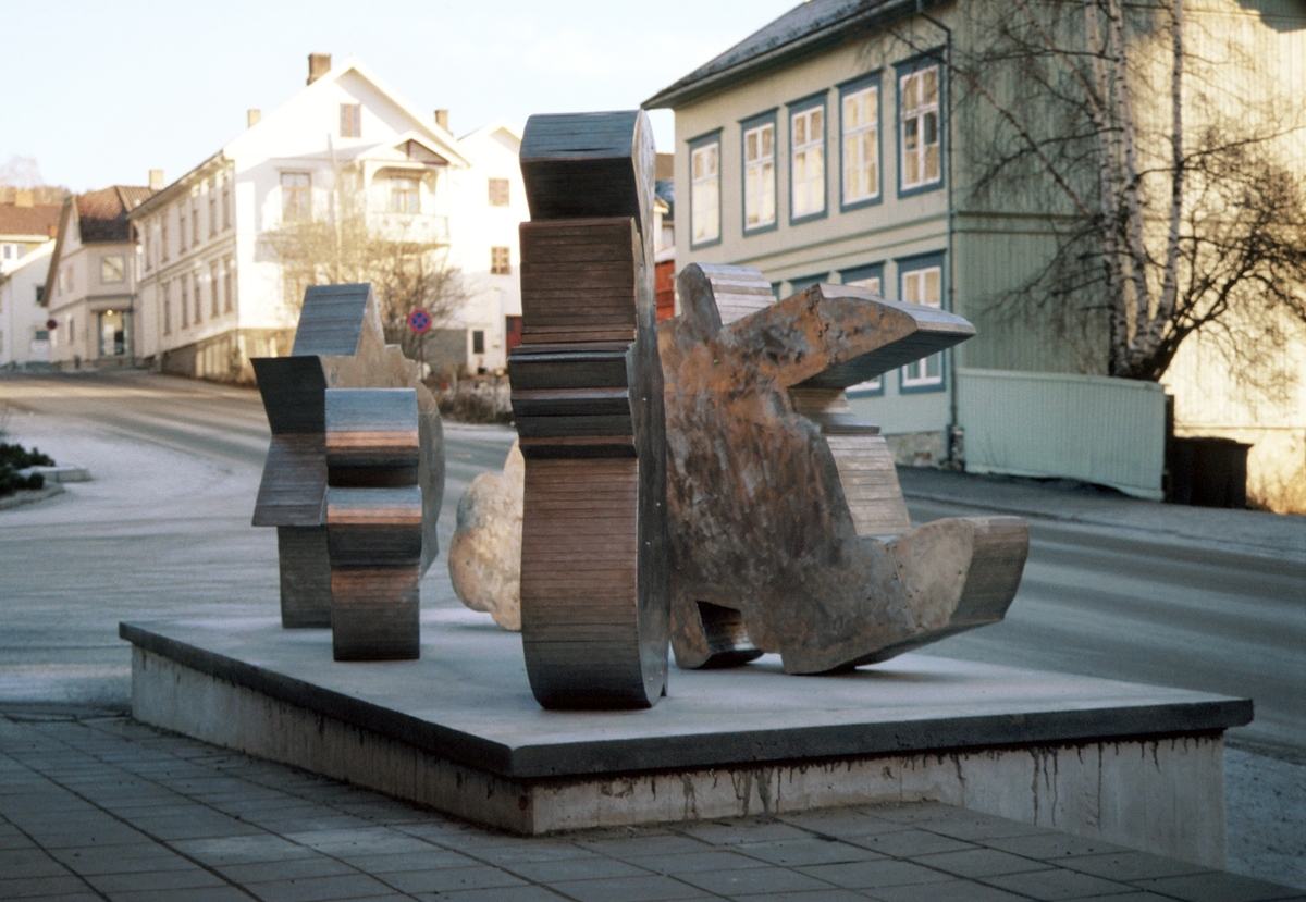 Hver av de fem skulpturene inneholder formen til tre hverdagsgjenstander, eksempelvis en bok, stol og trompet, lagt oppå hverandre slik at de sammen danner en ny silhuett.