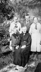 Alvhilde Ofstad og barna, foran til venstre: Reidar, Kristia