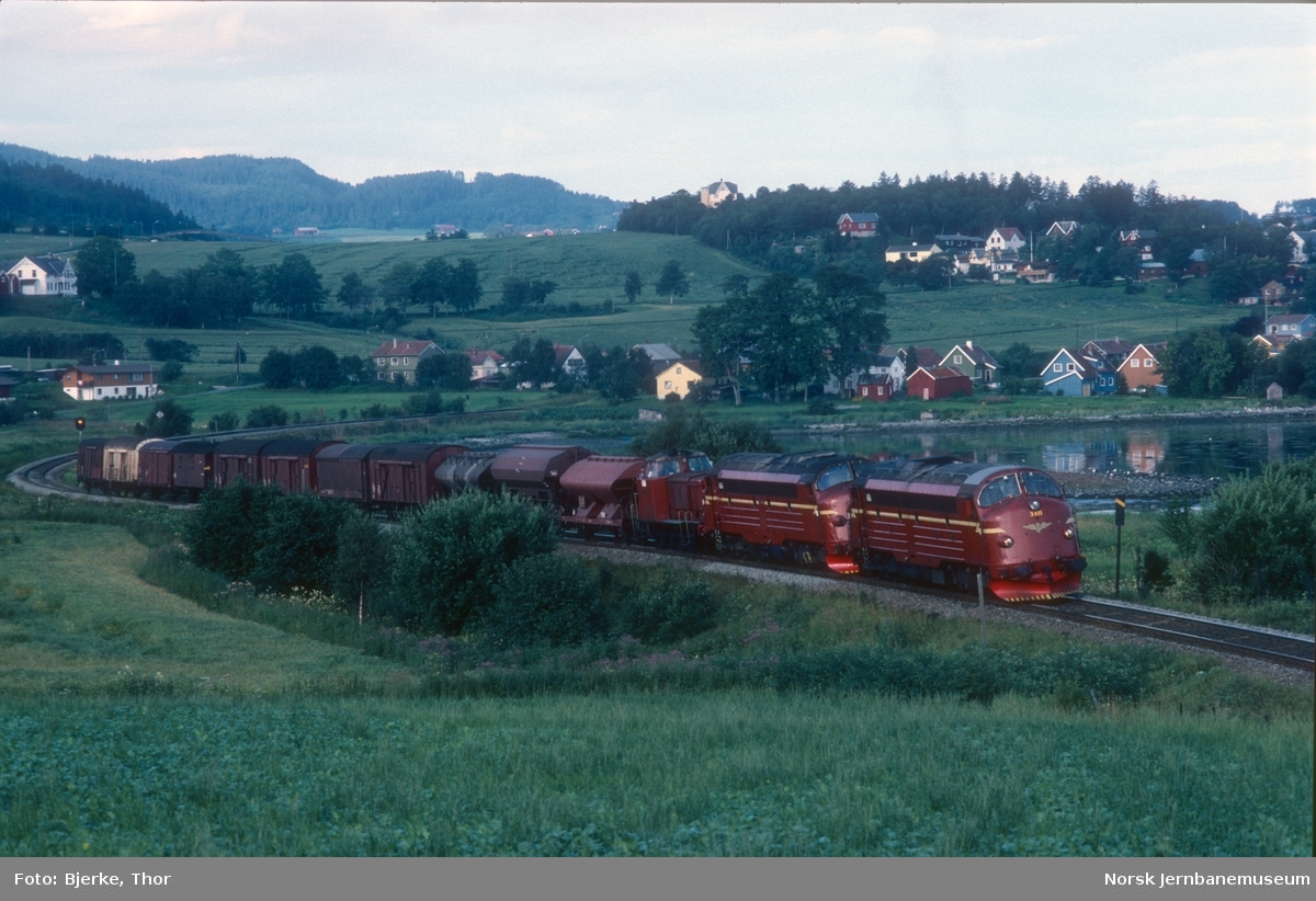 Godstog 5757 ved Væresbukta, med to diesellokomotiver Di 3 og en Di 2 i front - Di 3 611 fremst