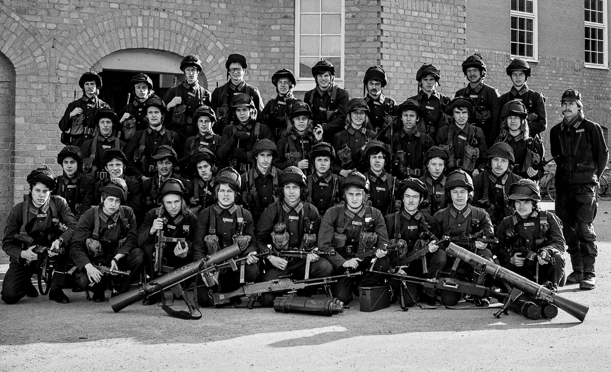 2. skyttepluton på Öster Rekarne kompani 1978 framför förläggningen i kasern 5.
Plutonchef var fänrik Pär "Pysch" Andersson och stf fanjunkare Esbjörn Sahlén.

OBS! två bilder.